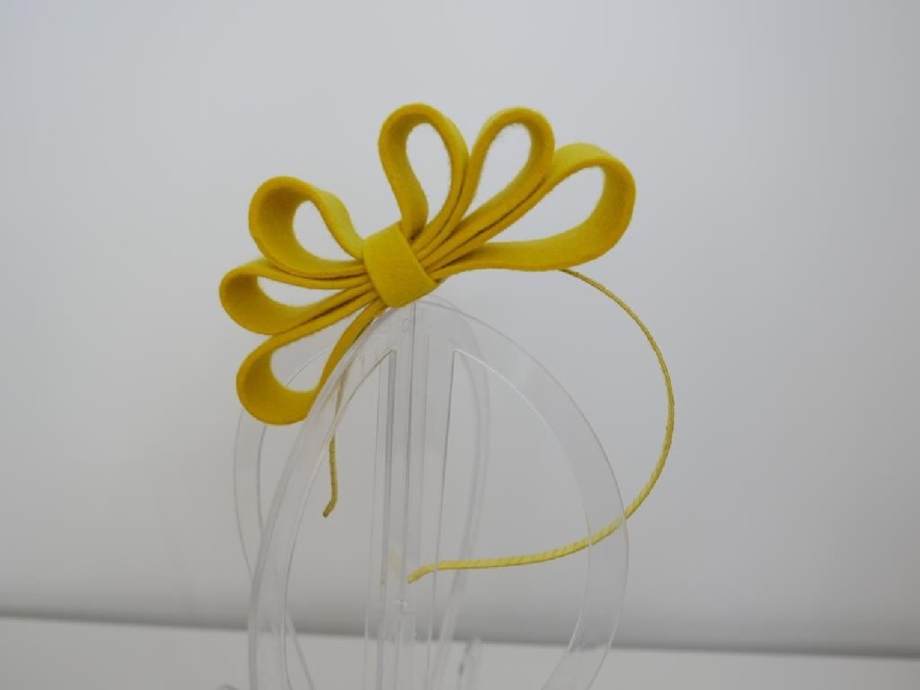 Żółty fascynator filcowy na przepasce
