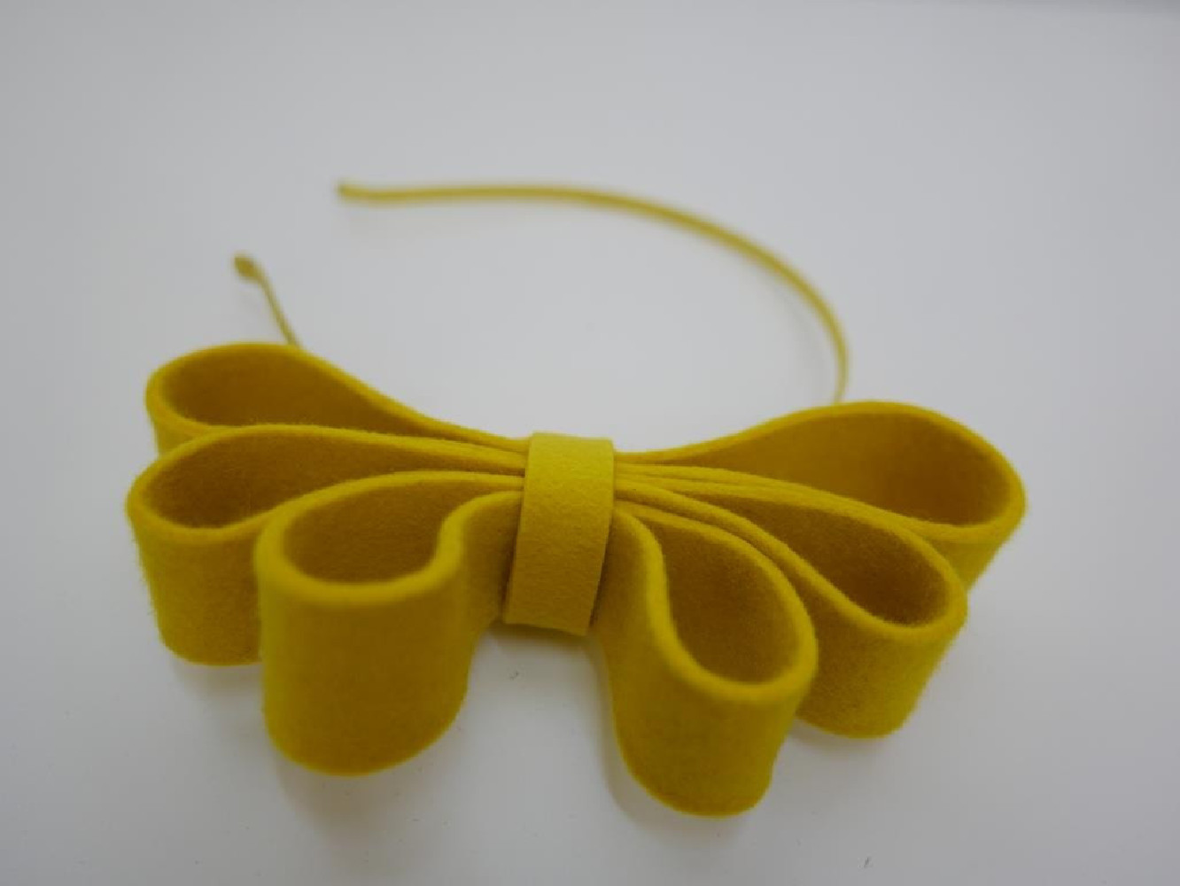 Żółty fascynator filcowy na przepasce