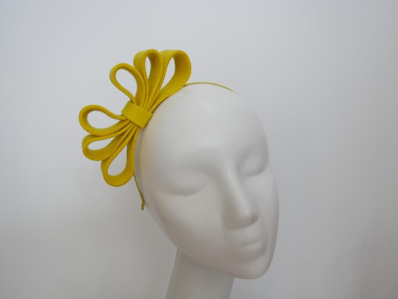 Żółty fascynator filcowy na przepasce