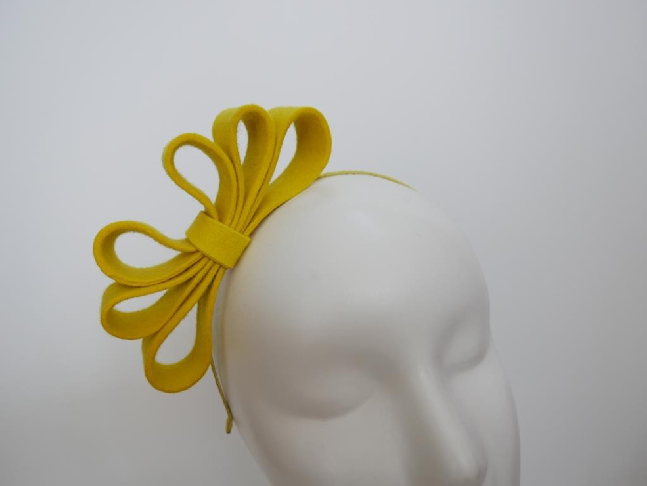 Żółty fascynator filcowy na przepasce