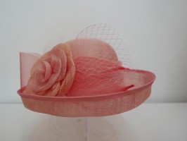 Różowy wizytowy kapelusz z sinamay regulowany do 58 cm