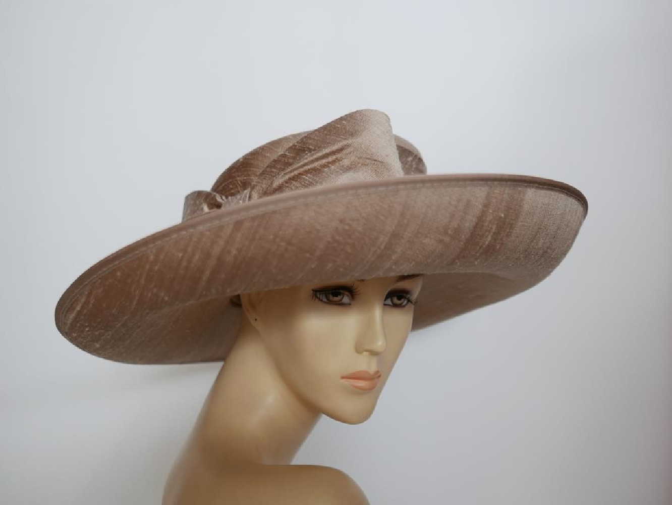 Kapelusz wizytowy cappuccino z szantungu 55-56 cm