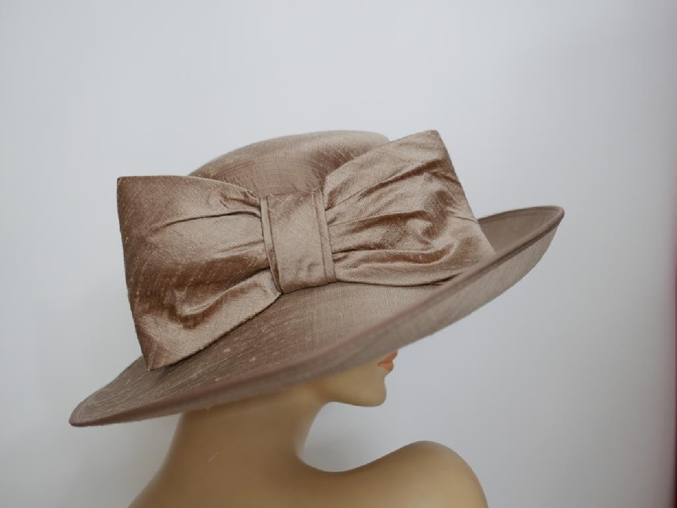 Kapelusz wizytowy cappuccino z szantungu 55-56 cm