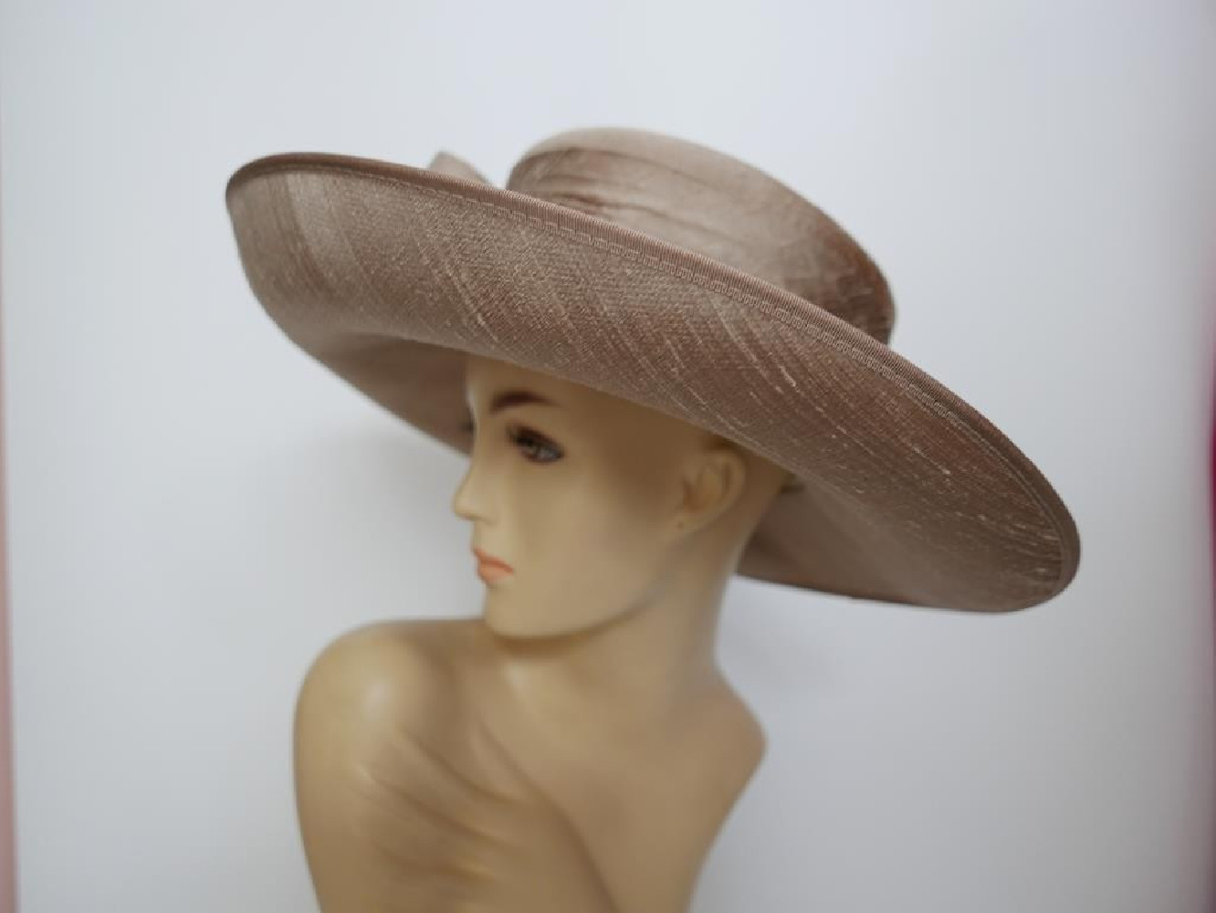 Kapelusz wizytowy cappuccino z szantungu 55-56 cm