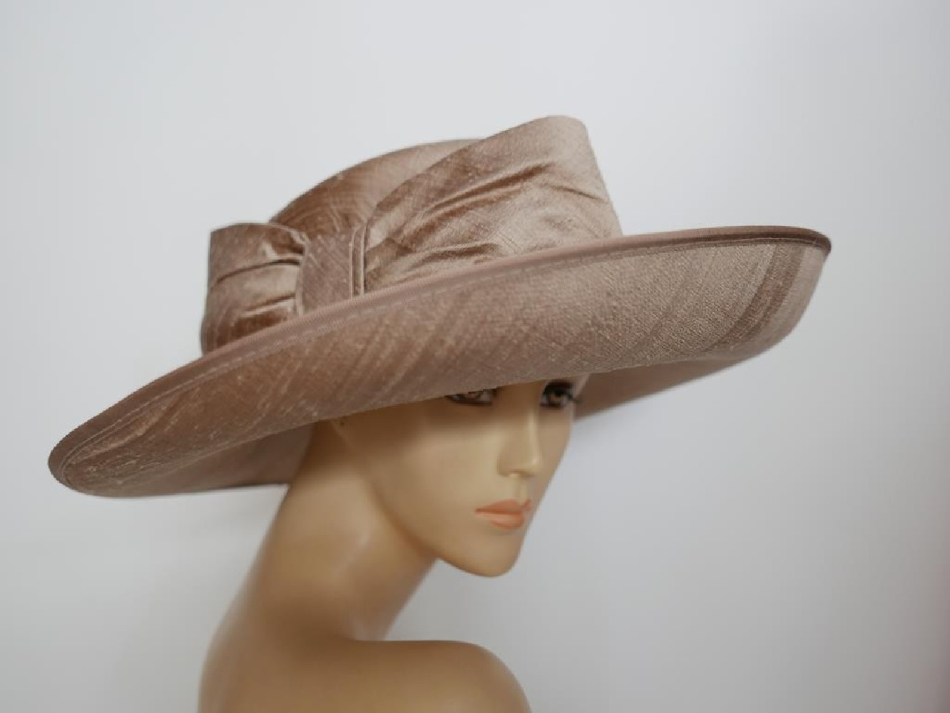 Kapelusz wizytowy cappuccino z szantungu 55-56 cm