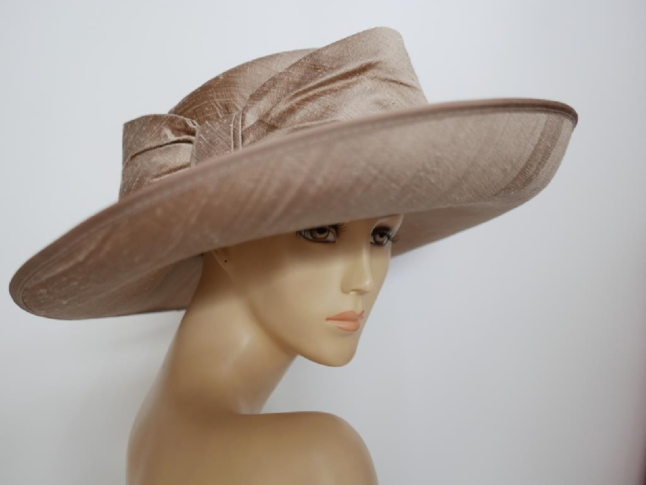 Kapelusz wizytowy cappuccino z szantungu 55-56 cm