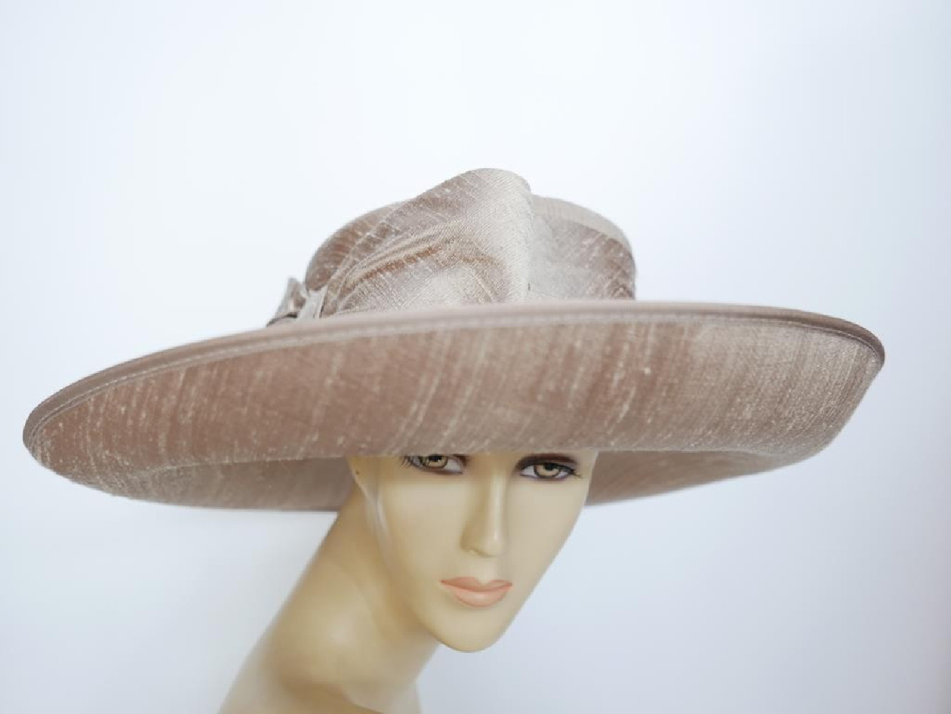 Kapelusz wizytowy cappuccino z szantungu 55-56 cm
