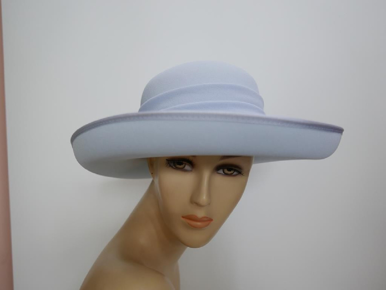 Błękitny kapelusz tkanina 54-55 cm