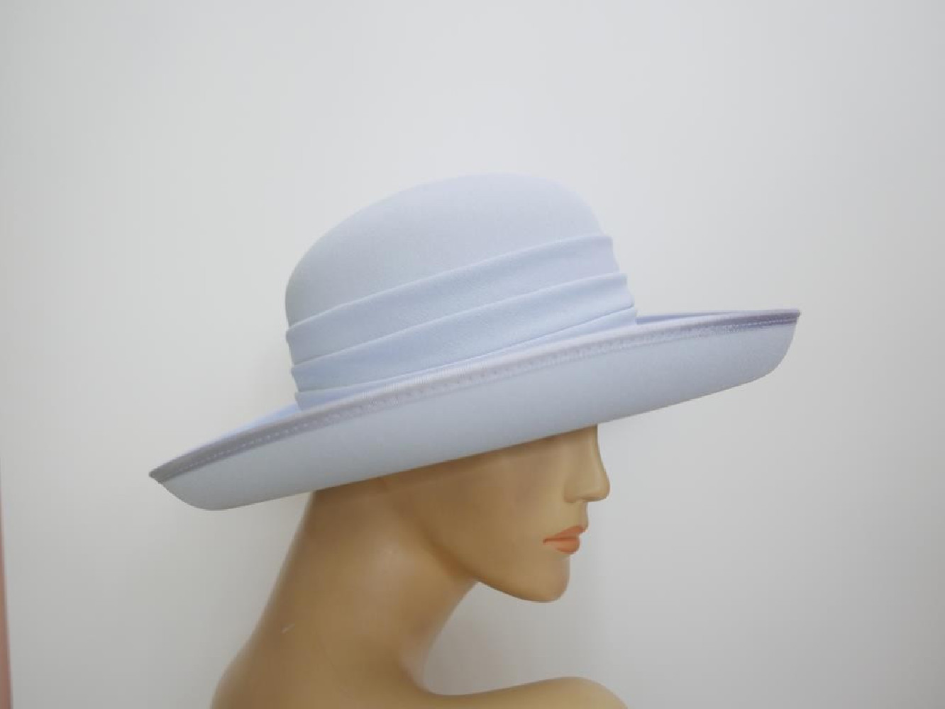 Błękitny kapelusz tkanina 54-55 cm