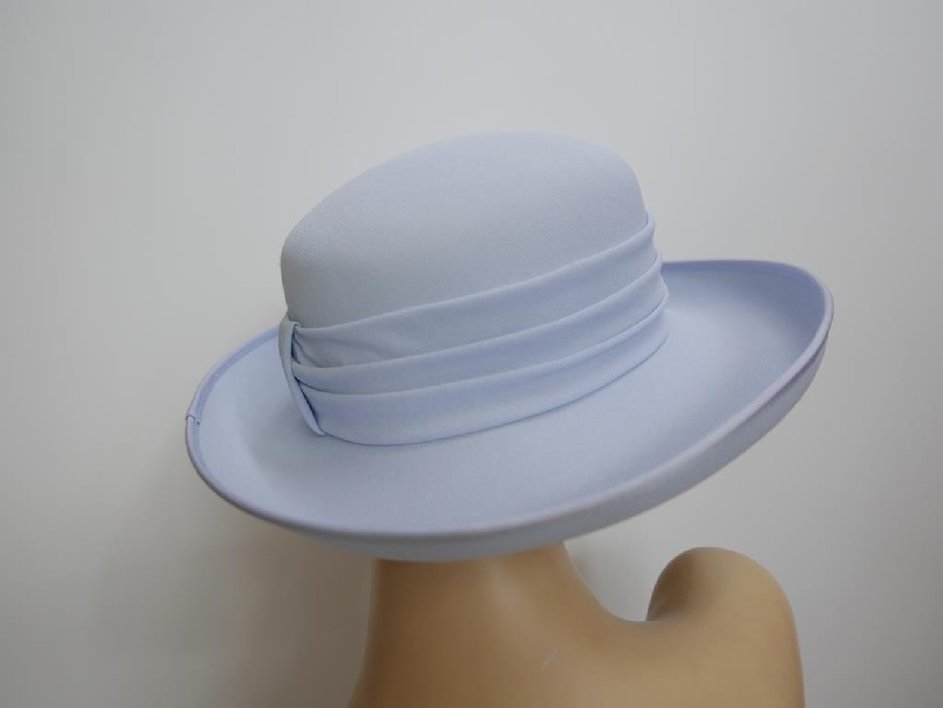 Błękitny kapelusz tkanina 54-55 cm