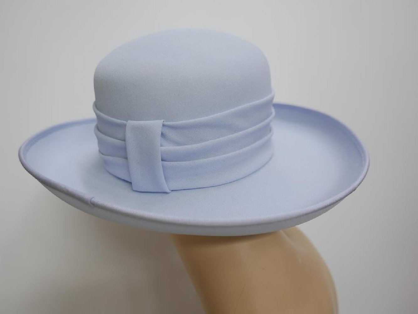 Błękitny kapelusz tkanina 54-55 cm