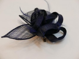 Granatowy stroik z sinamay z piórami do włosów sukni kapelusza