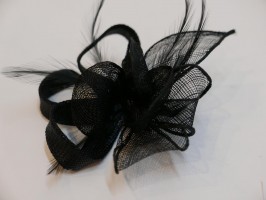 Czarny stroik z sinamay i piór do włosów sukni kapelusza