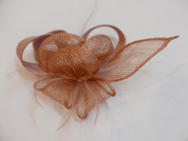 Pudrowy stroik z sinamay i piór do włosów sukni kapelusza