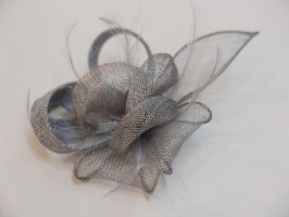 Szary stroik z sinamay i piór do włosów sukni kapelusza