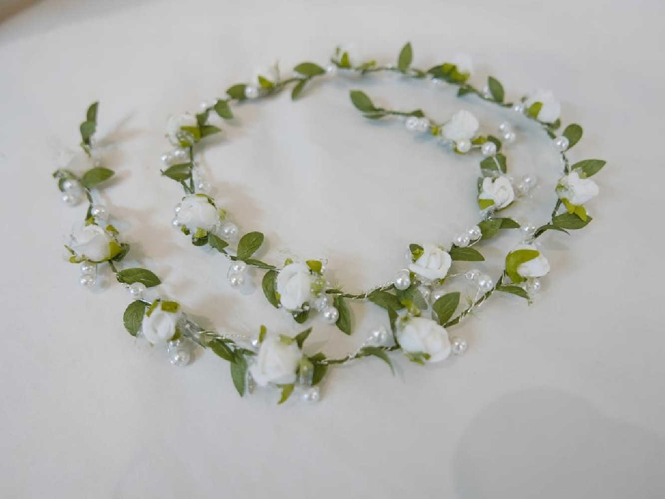 Biało - zielony wianek girlanda, wężyk z kwiatów jak żywe80 cm