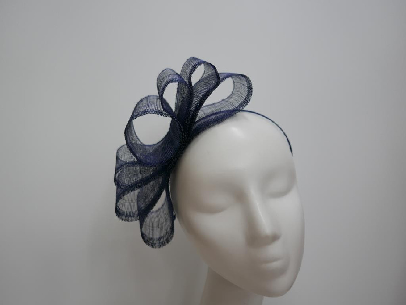 Granatowy fascynator z sinamay na przepasce