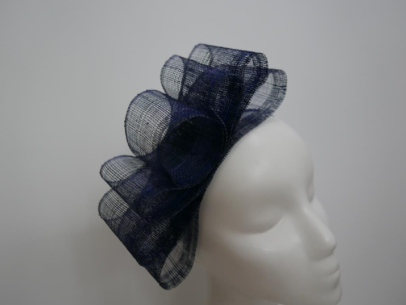 Granatowy fascynator z sinamay na przepasce