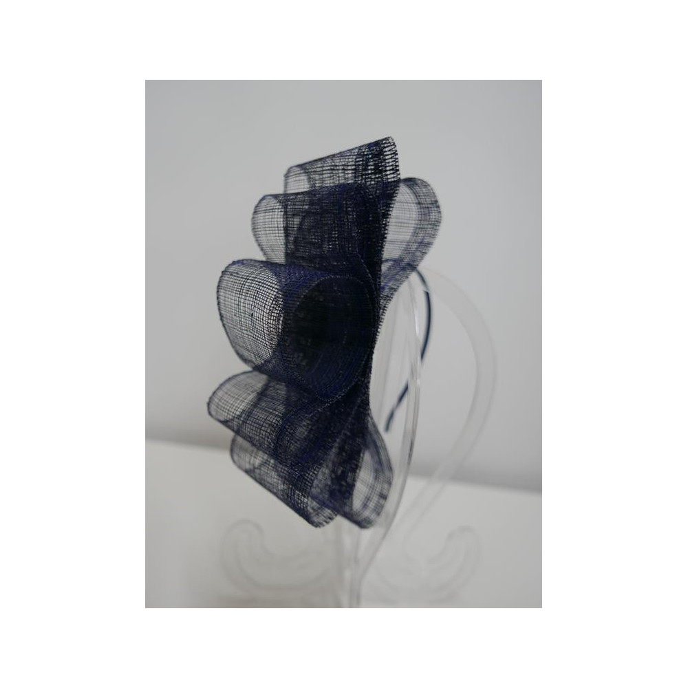 Granatowy fascynator z sinamay na przepasce