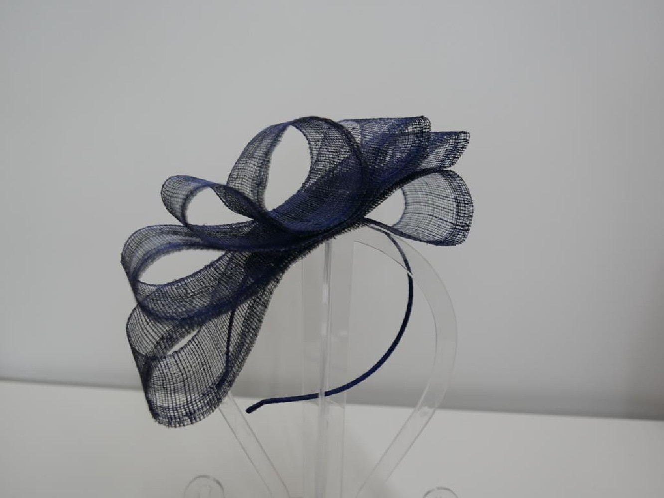 Granatowy fascynator z sinamay na przepasce