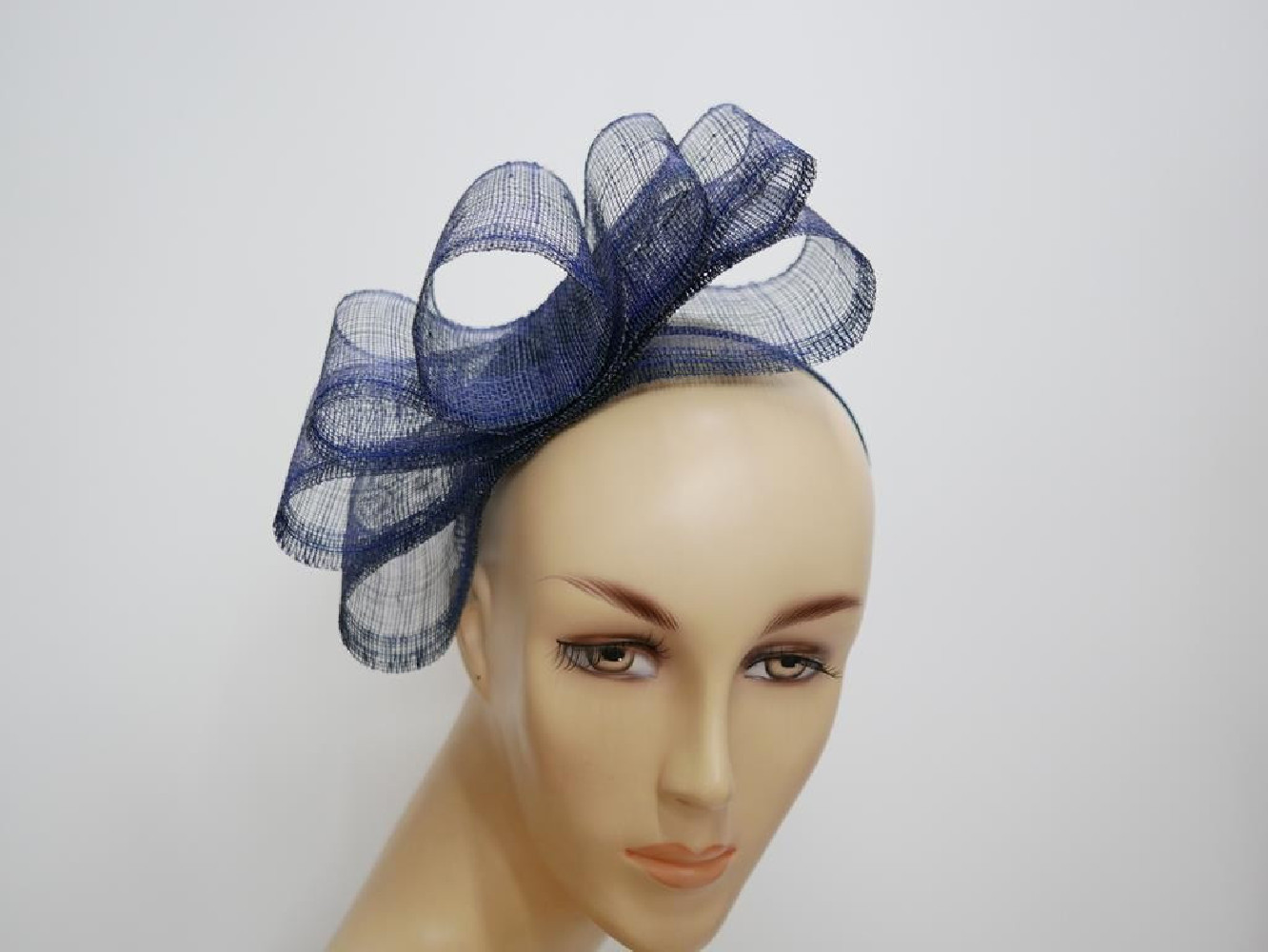 Granatowy fascynator z sinamay na przepasce