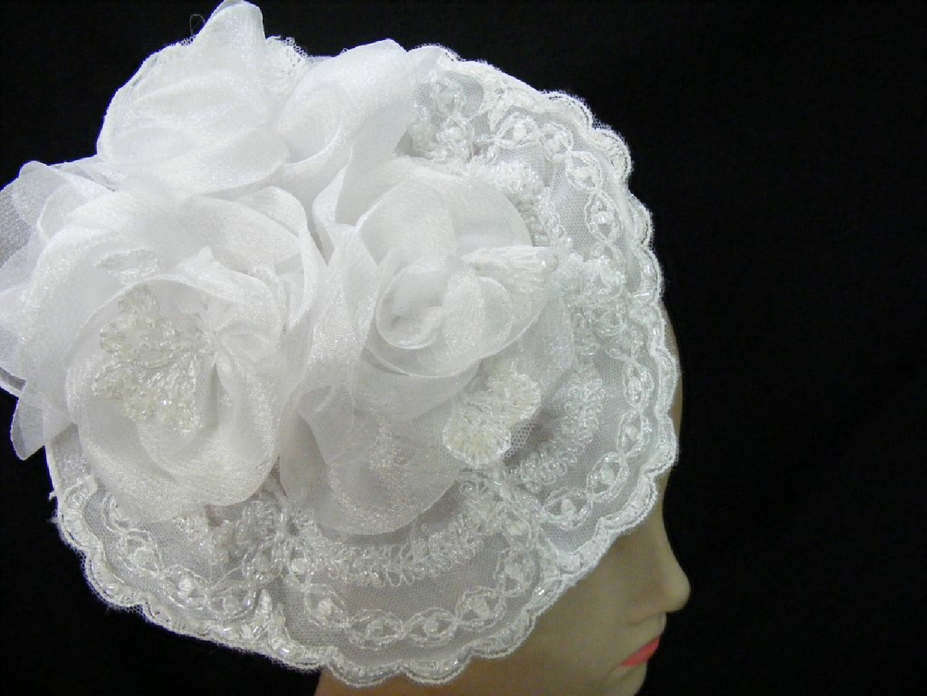 Biały koronkowy- toczek fascynator