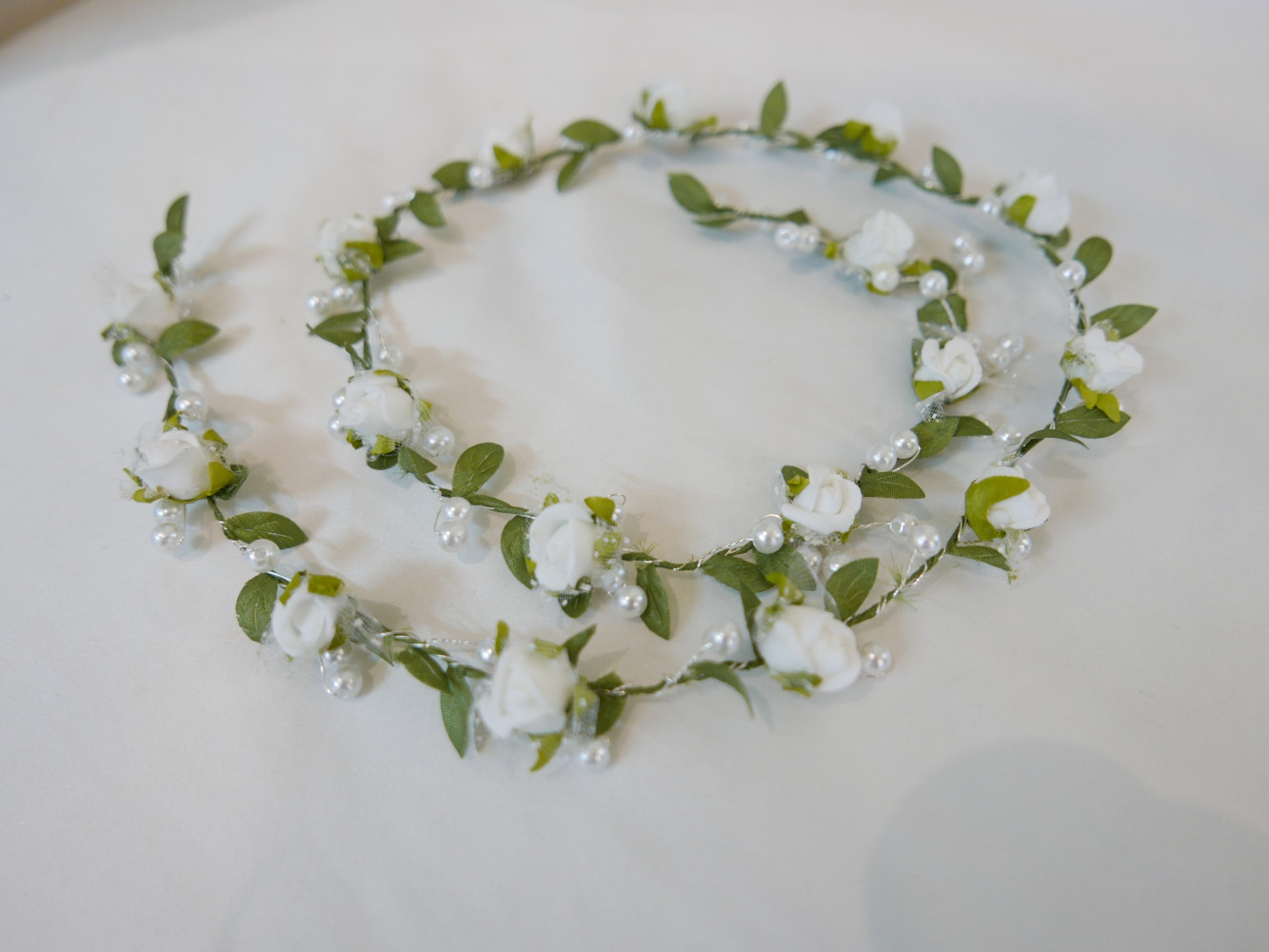 Biało - zielony wianek girlanda, wężyk z kwiatów jak żywe80 cm