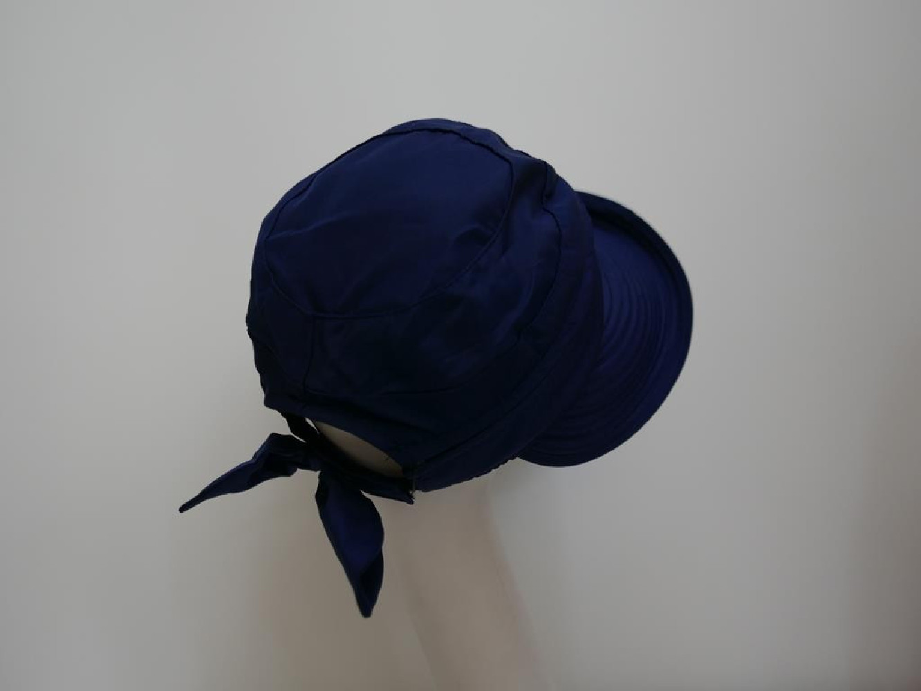 Granatowy daszek- czapka z odpinaną główką regulowana