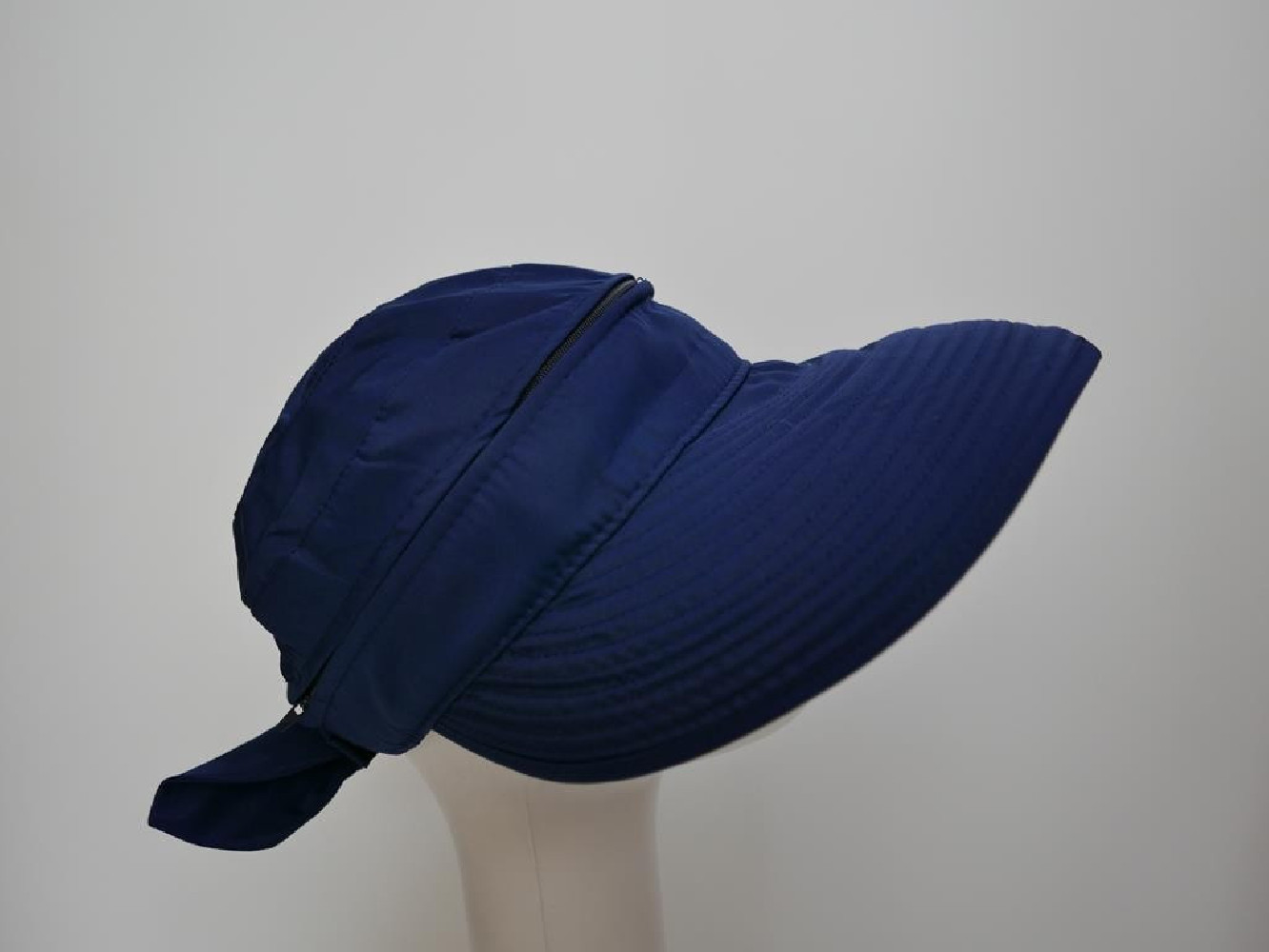 Granatowy daszek- czapka z odpinaną główką regulowana