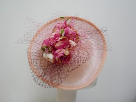 Wiśniowo różowy kapelusz koktajlowy z sinamay na przepasce