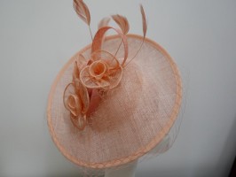 Łososiowo różowy kapelusz koktajlowy z sinamay na przepasce