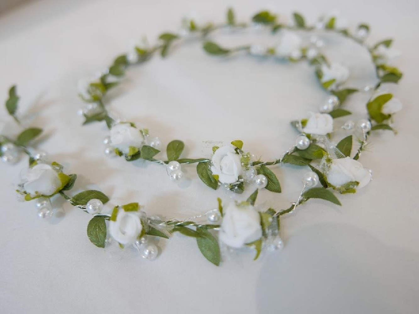 Biało - zielony wianek girlanda, wężyk z kwiatów jak żywe80 cm
