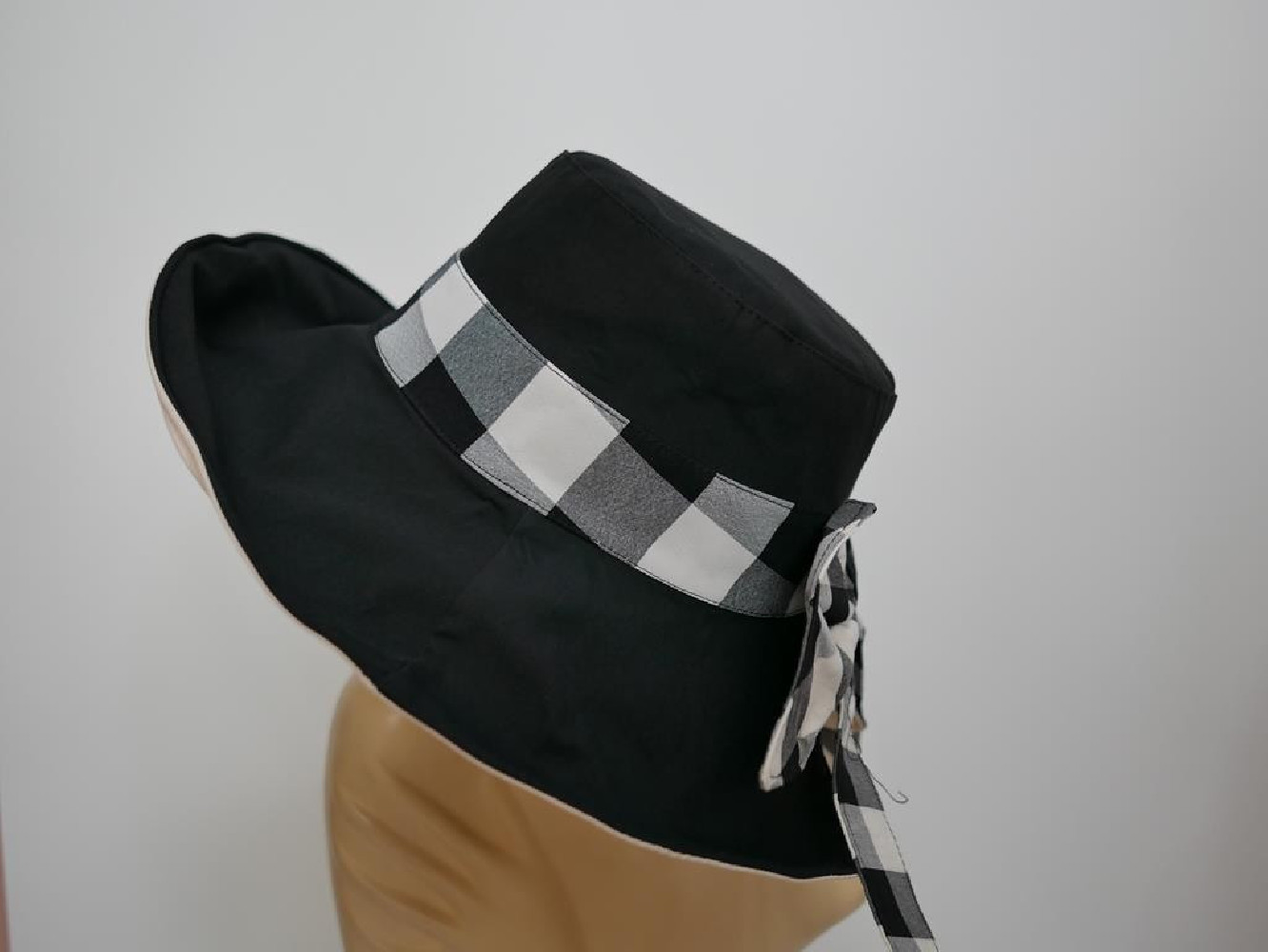 Czarno beżowy dwustronny kapelusz tkanina 57-58 cm