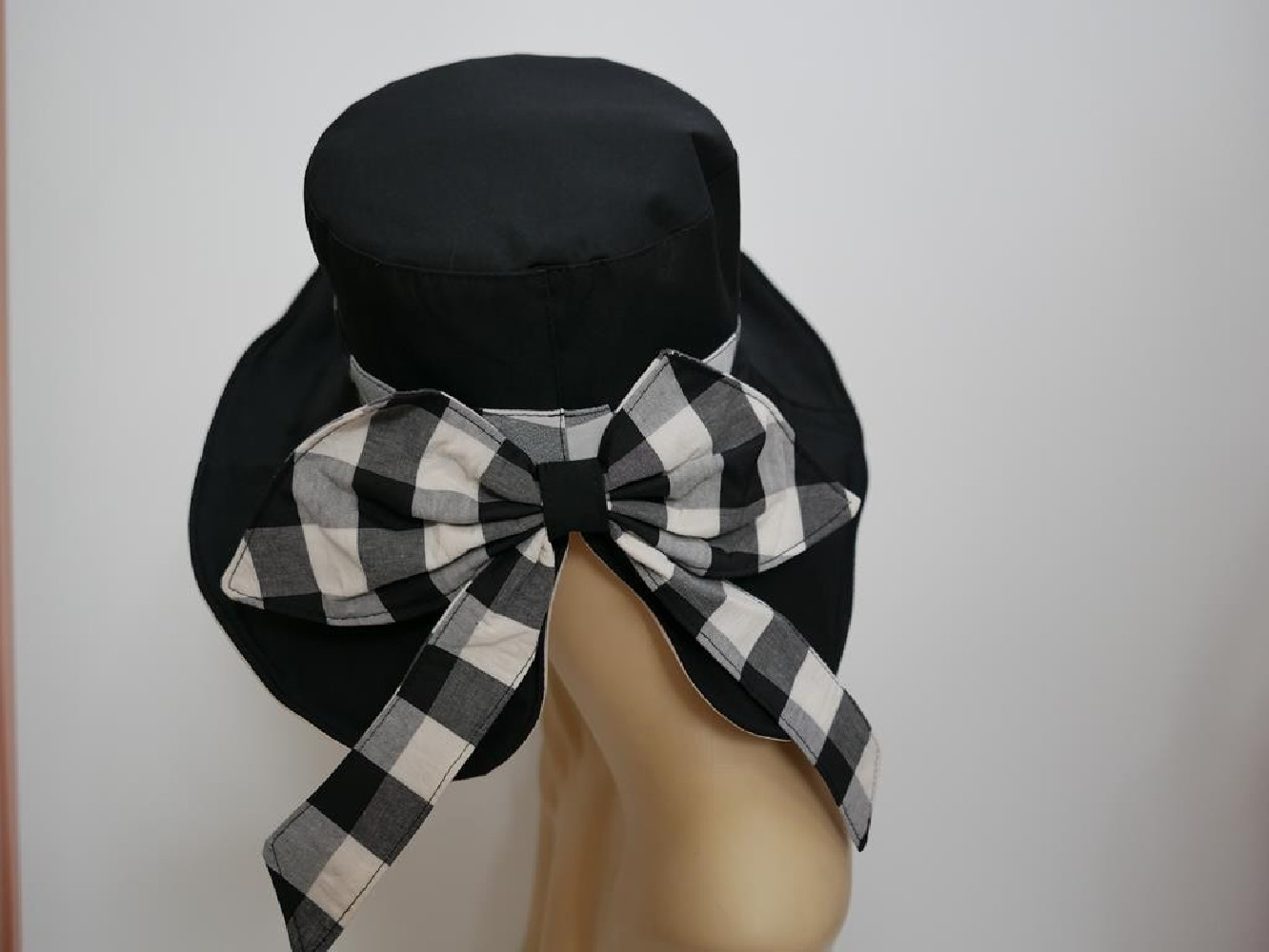 Czarno beżowy dwustronny kapelusz tkanina 57-58 cm