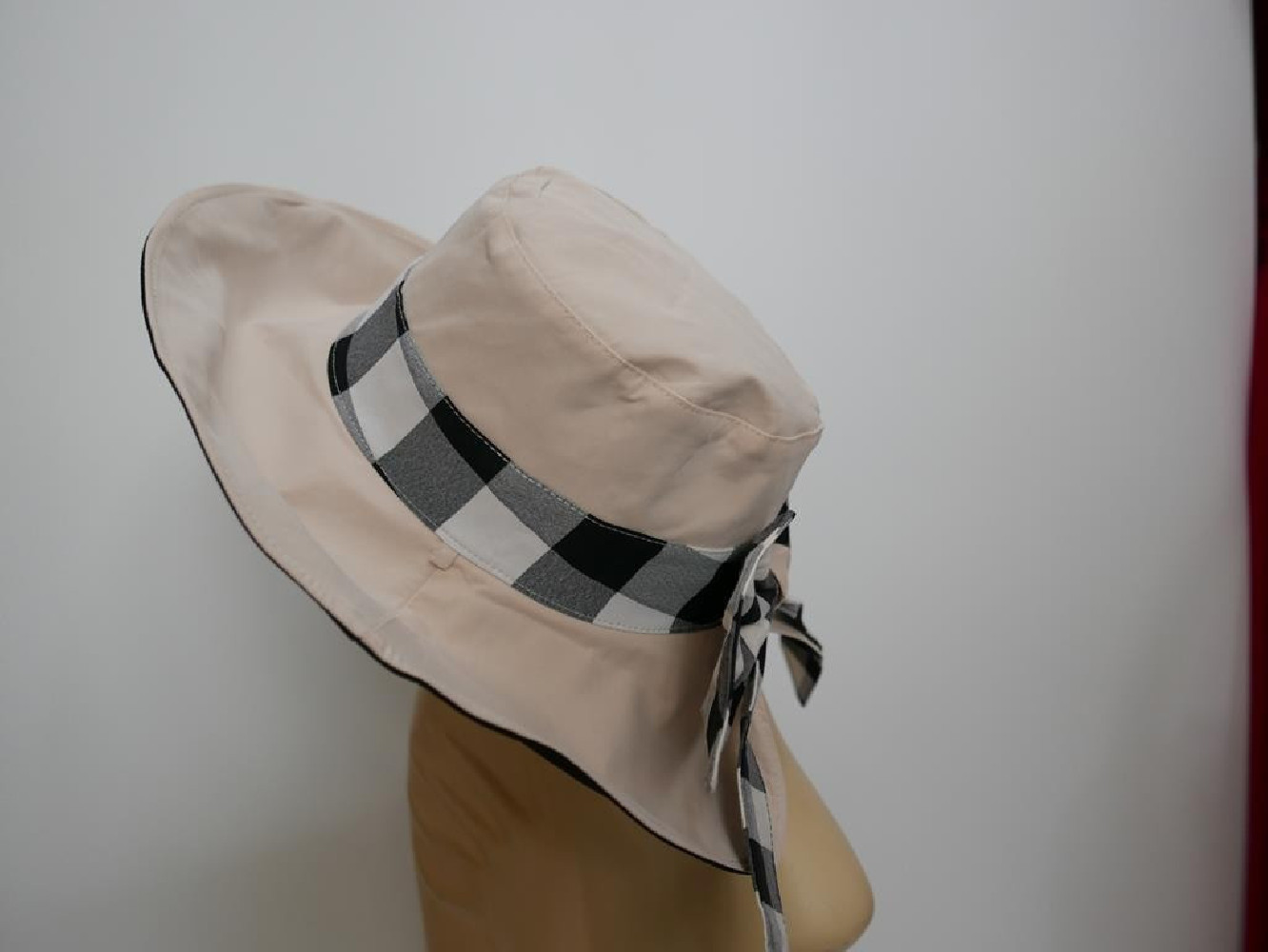 Czarno beżowy dwustronny kapelusz tkanina 57-58 cm