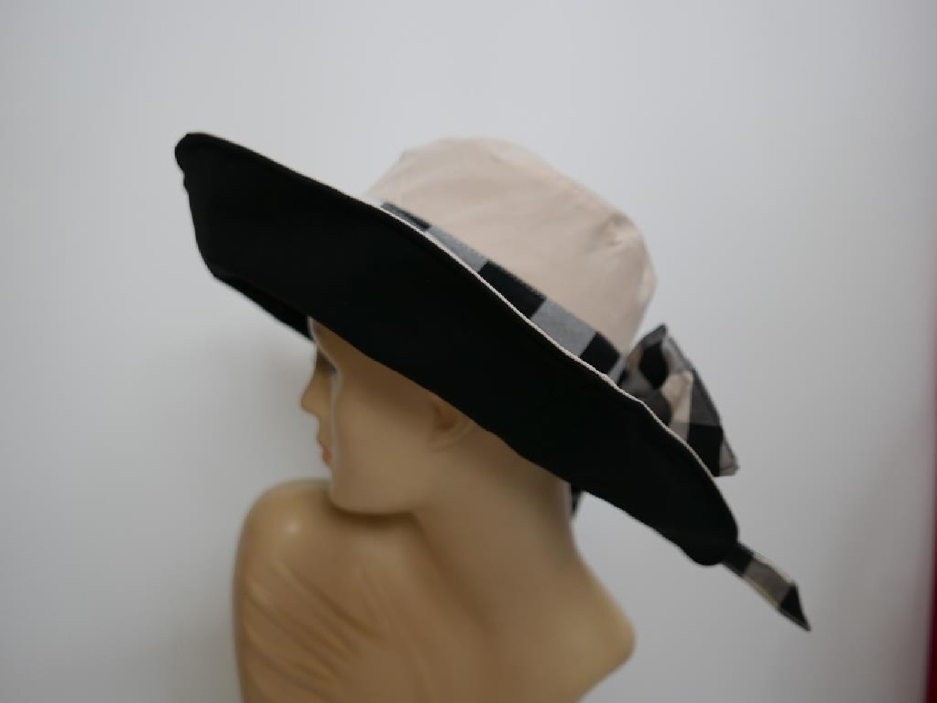 Czarno beżowy dwustronny kapelusz tkanina 57-58 cm