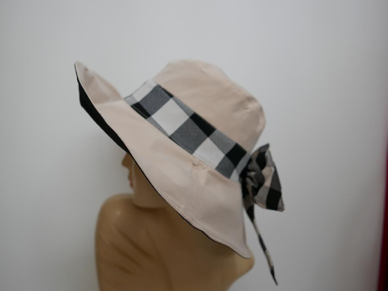 Czarno beżowy dwustronny kapelusz tkanina 57-58 cm