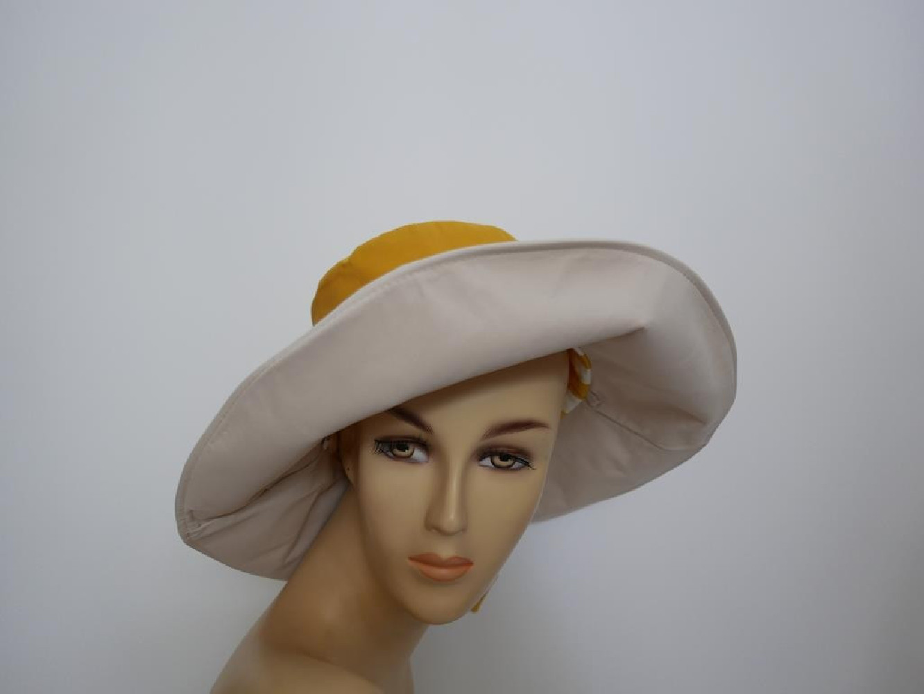 Żółto beżowy dwustronny kapelusz tkanina 57-58 cm