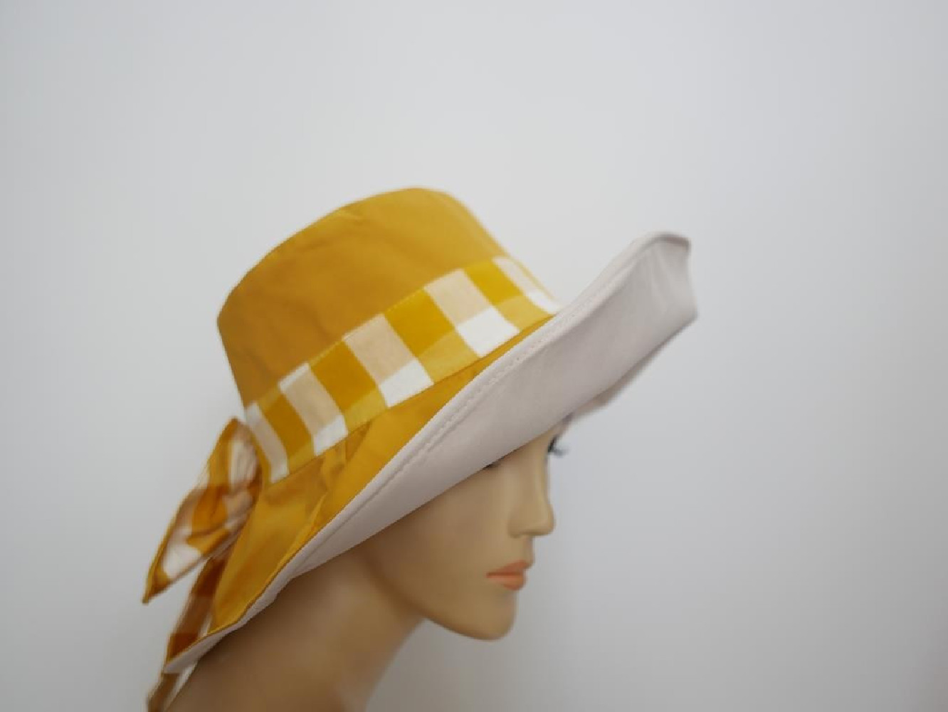 Żółto beżowy dwustronny kapelusz tkanina 57-58 cm