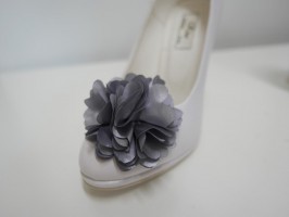 Klipsy do butów szare kwiaty 7 cm