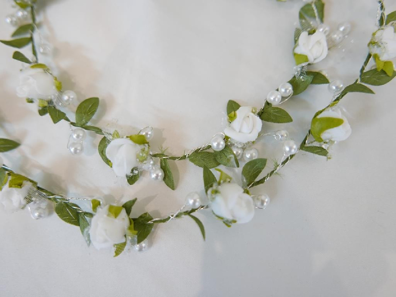 Biało - zielony wianek girlanda, wężyk z kwiatów jak żywe80 cm