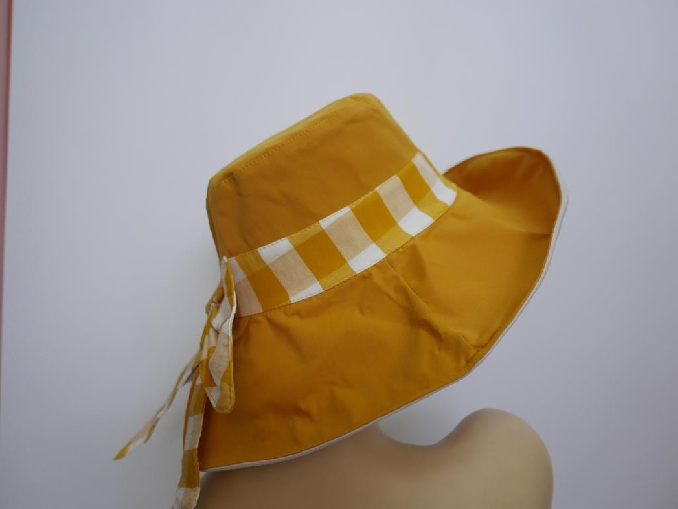 Żółto beżowy dwustronny kapelusz tkanina 57-58 cm