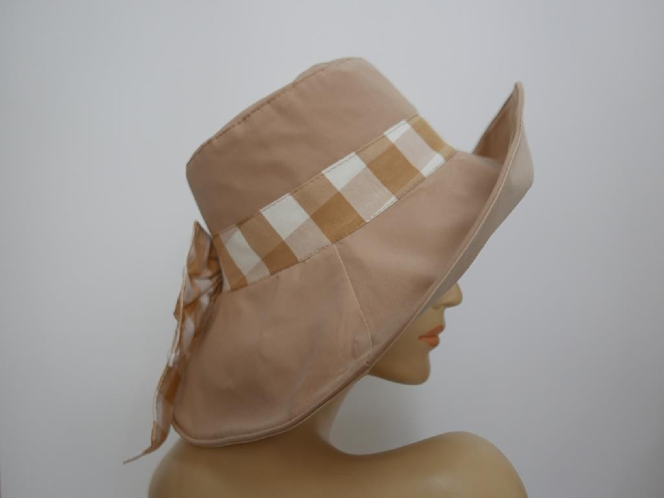 Beżowy dwustronny kapelusz tkanina 57-58 cm