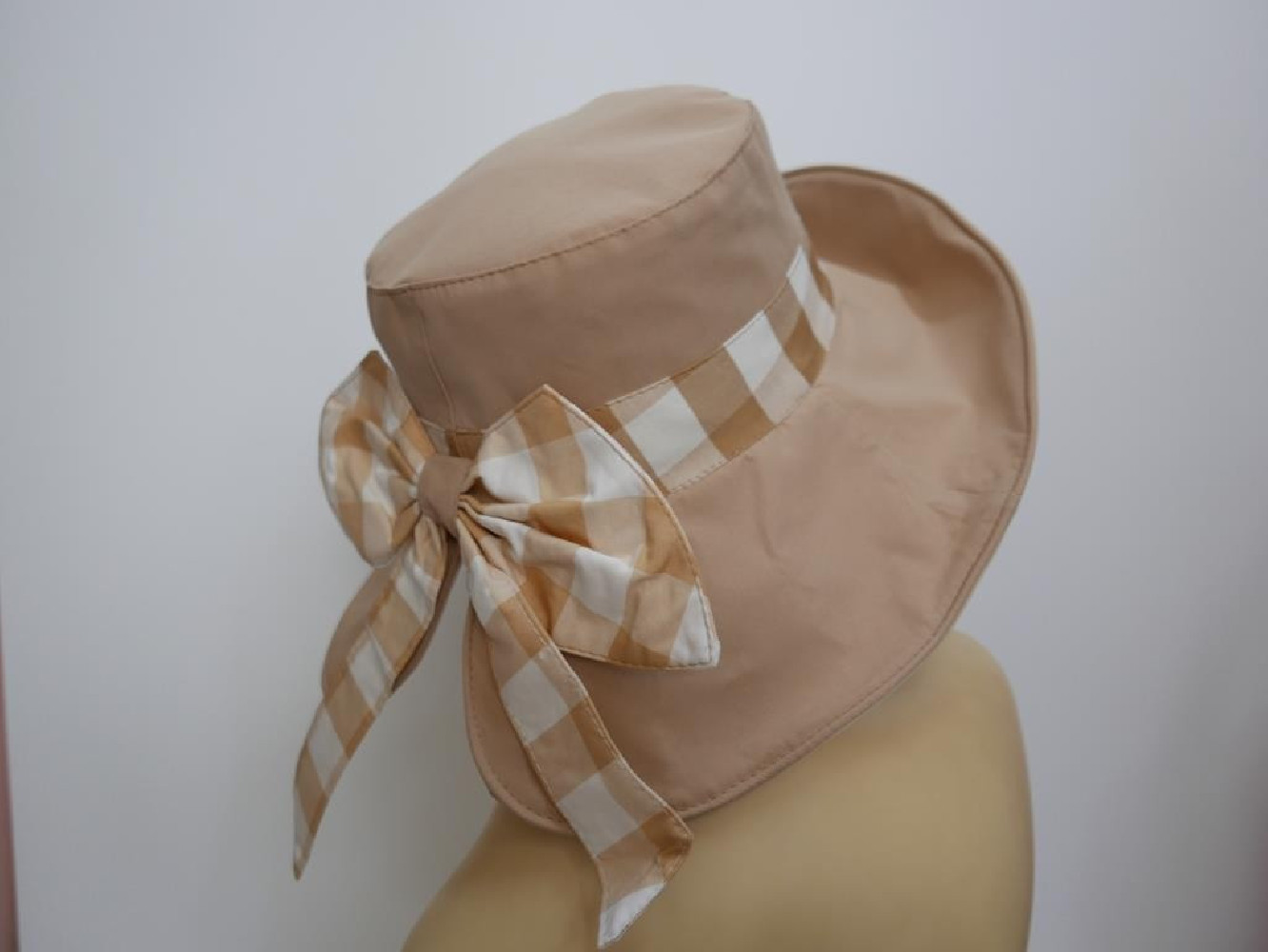 Beżowy dwustronny kapelusz tkanina 57-58 cm