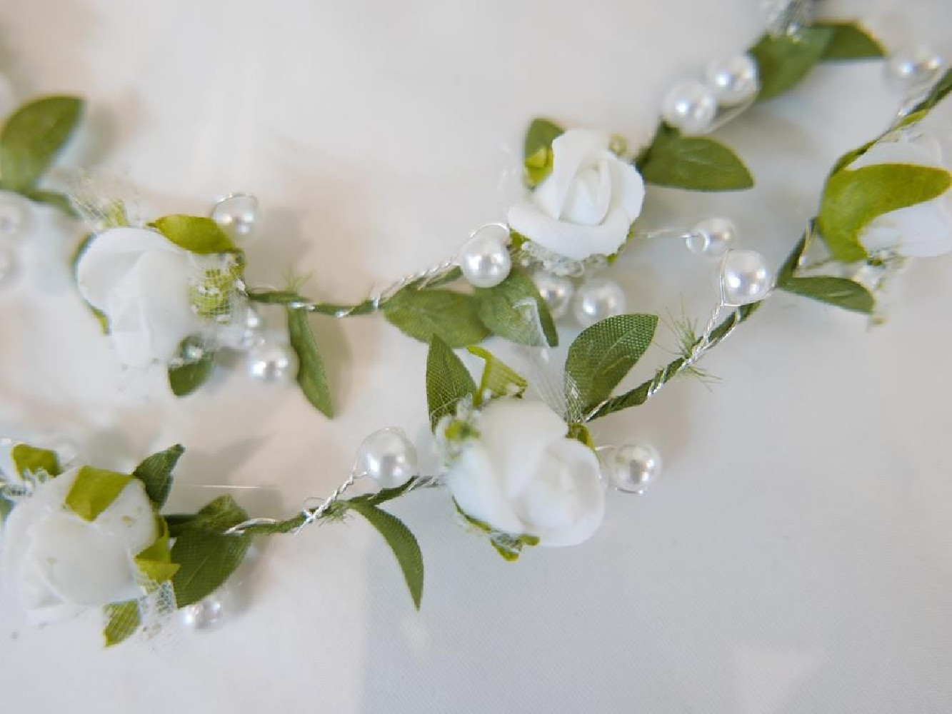 Biało - zielony wianek girlanda, wężyk z kwiatów jak żywe80 cm