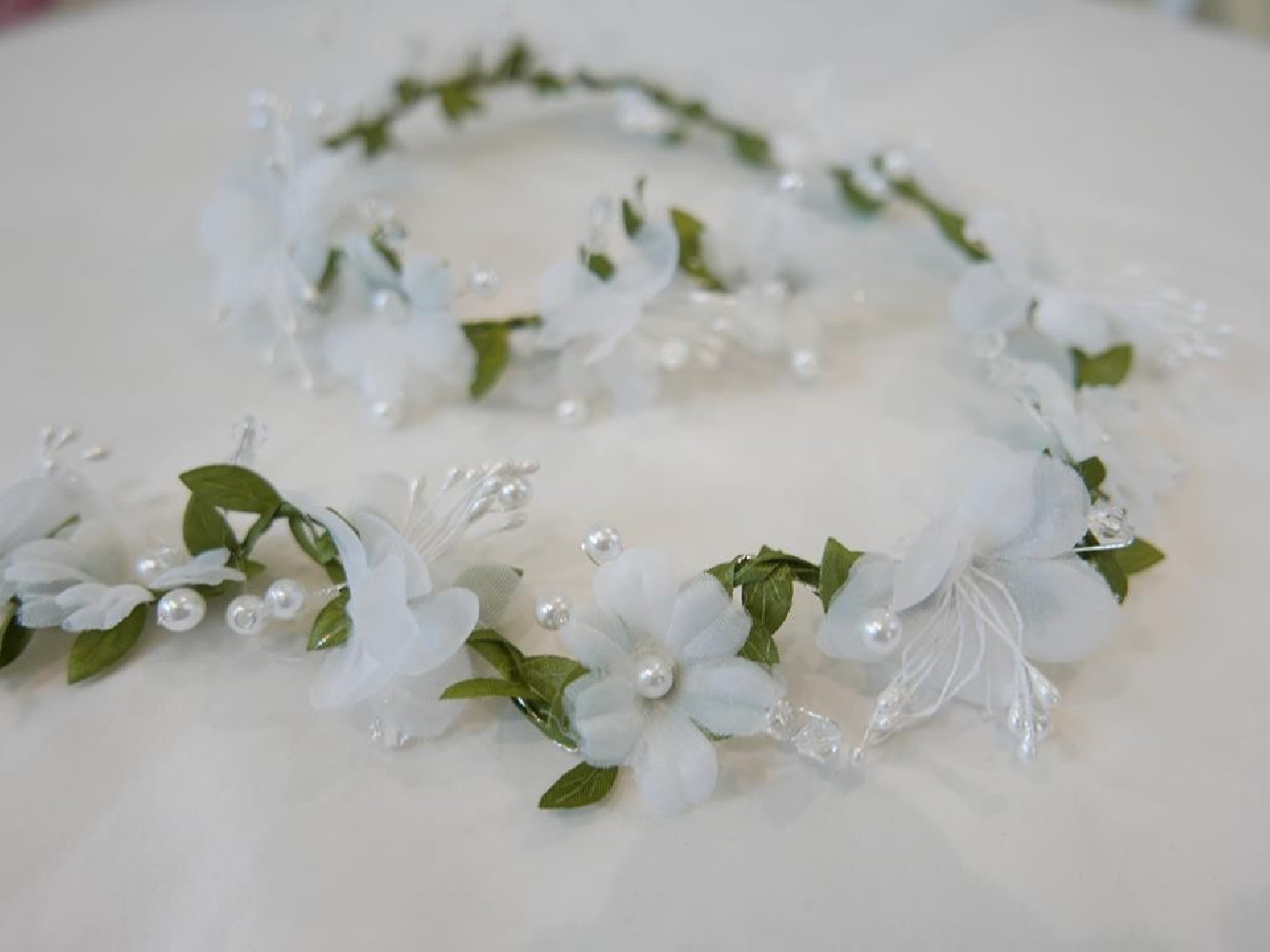 Biało - zielony wianek girlanda, wężyk z kwiatów  80 cm