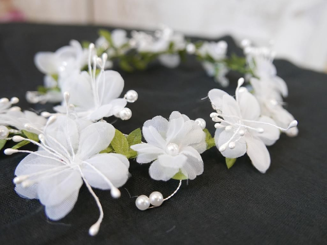 Biało - zielony wianek girlanda, wężyk z kwiatów  80 cm