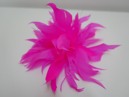 Kwiat z piór róż stroik do włosów , sukni, kapelusza