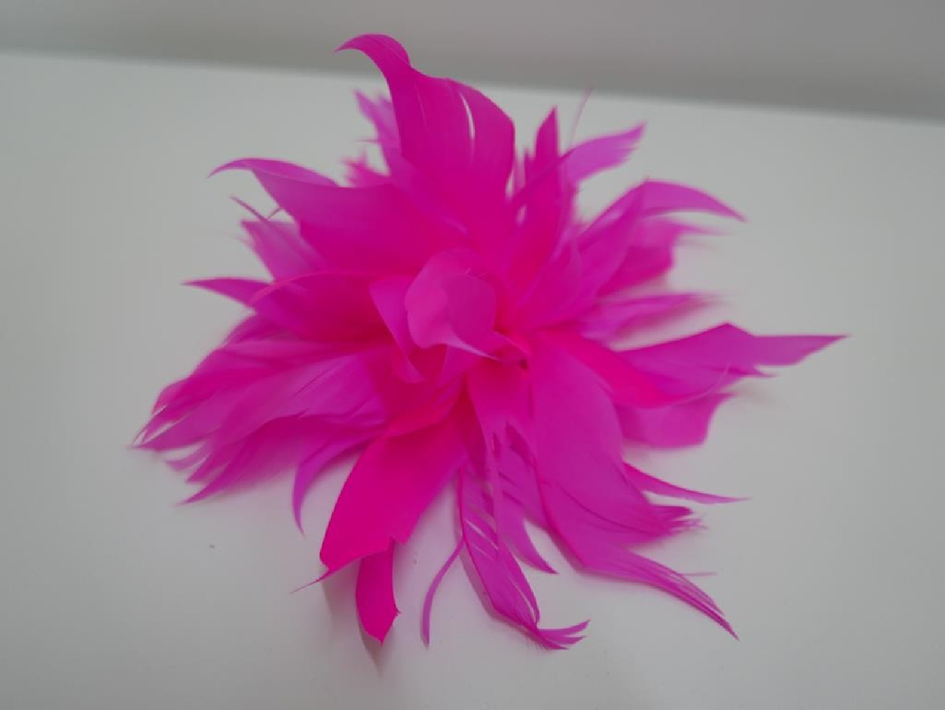 Kwiat z piór róż stroik do włosów , sukni, kapelusza