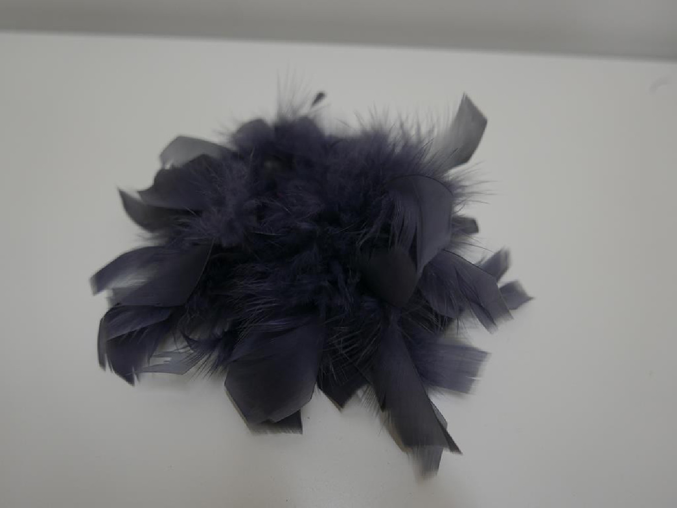 Kwiat z piór szary stroik do włosów , sukni, kapelusza